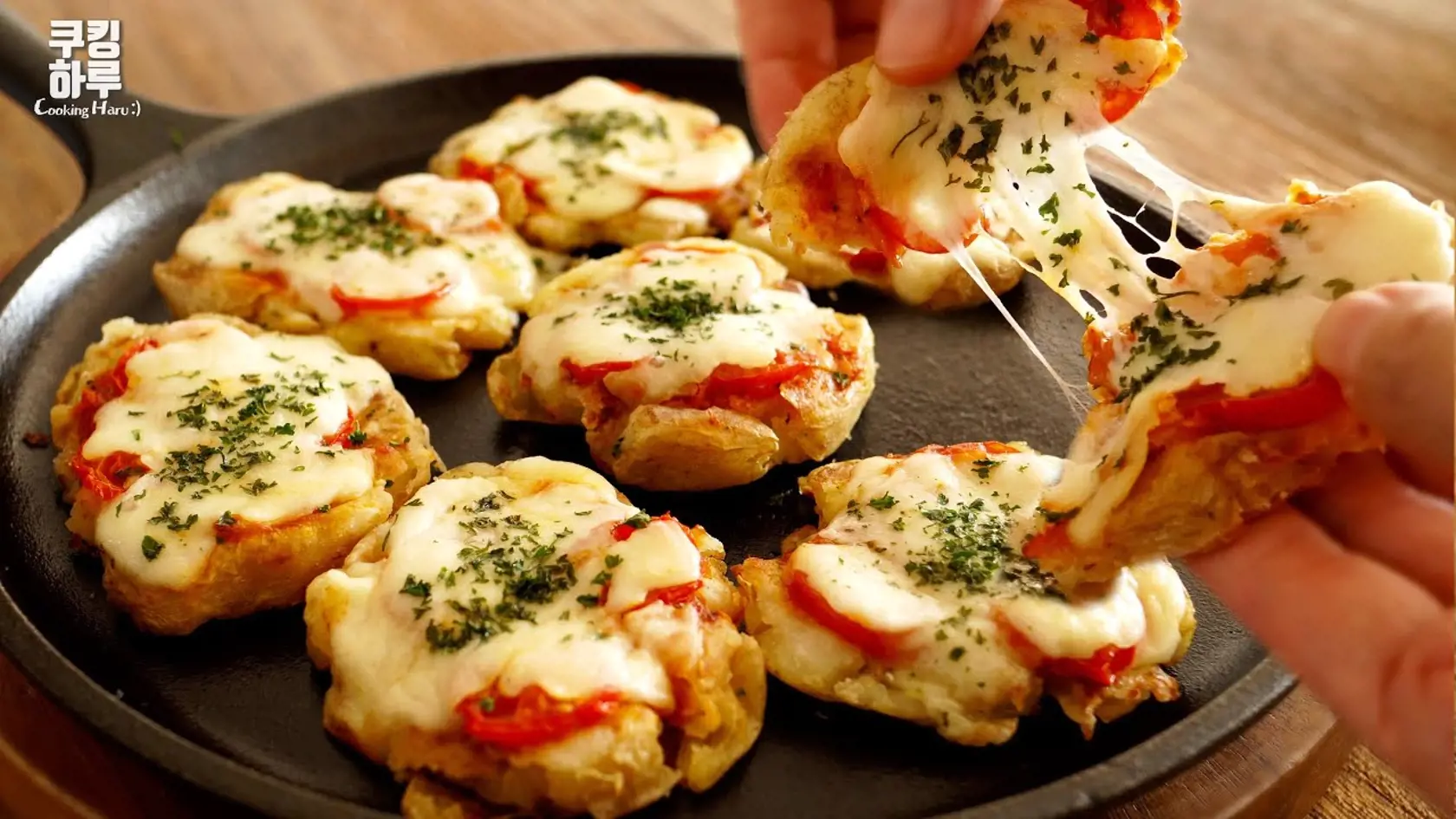 Roztlačené pizza zemiaky sú dobré na obed aj na večeru.