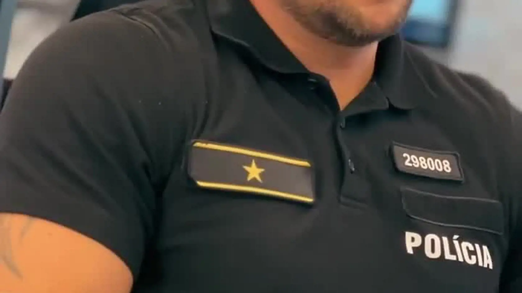 Polícia Slovenskej republiky pripravila video, v ktorom riaditeľ operačného oddelenia odpovedá na rozmanité otázky Slovákov.