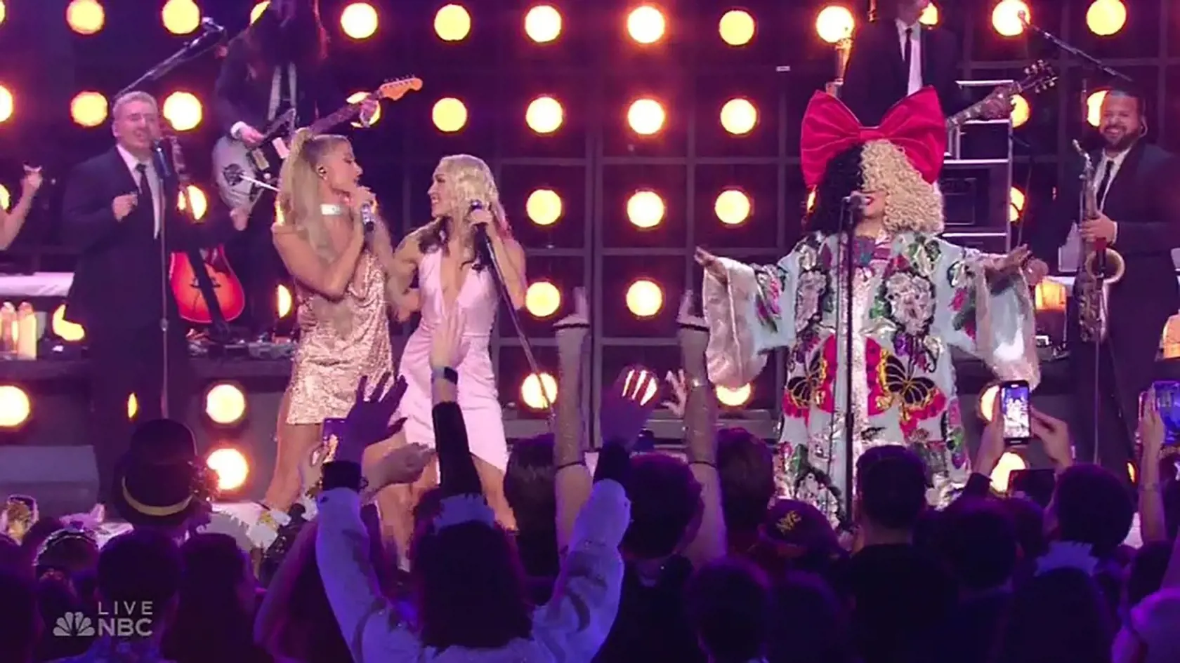 Speváčky Dolly Parton, Miley Cyrus, Sia a podnikateľka Paris Hilton spoločne predviedli svoje spevácke zručnosti počas novoročnej šou televíznej a rozhlasovej stanice NBC v Los Angeles.