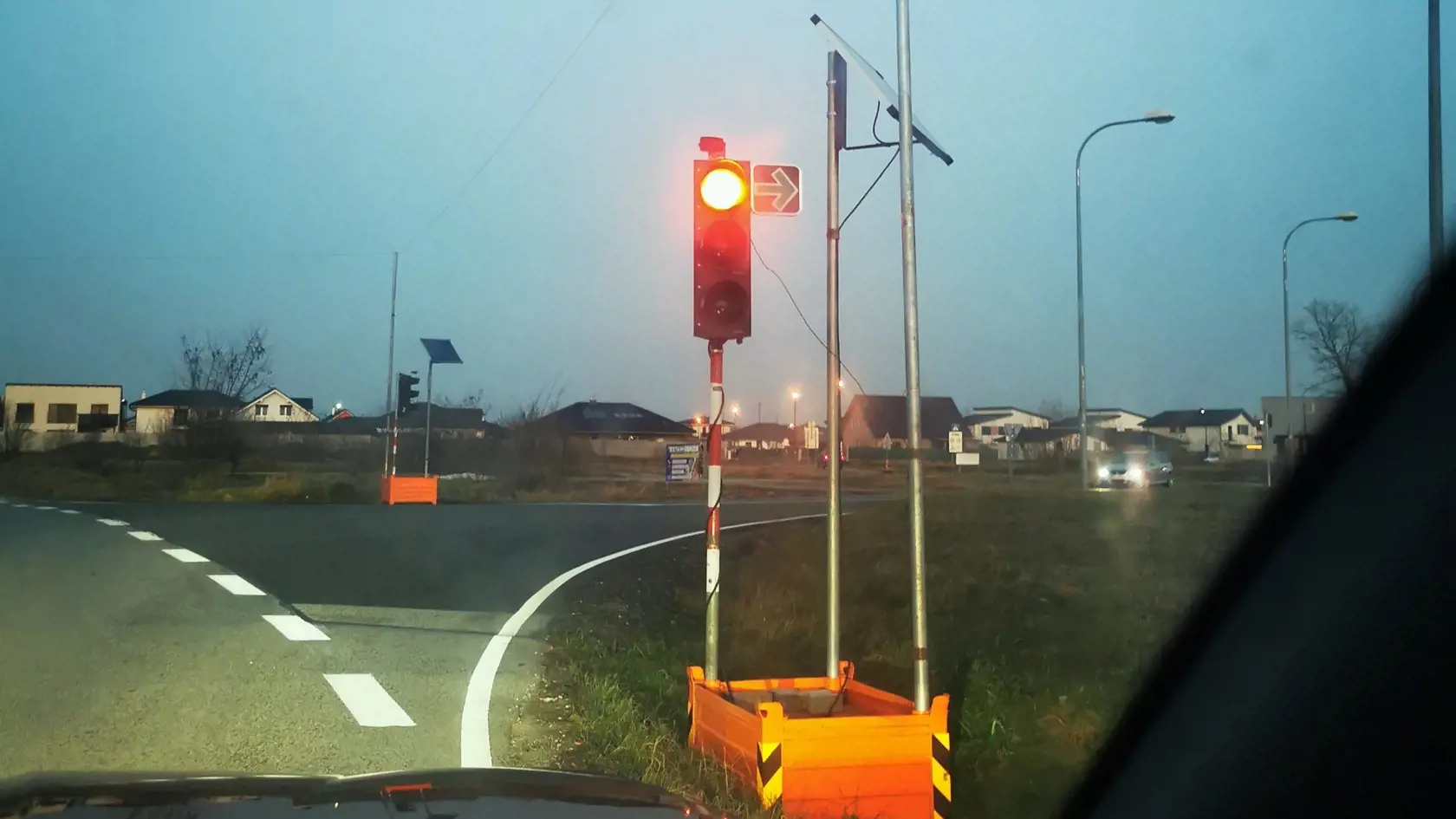 V Rakúsku chystajú nové pravidlá na križovatkách riadených svetelnou signalizáciou. Zmena ich fungovania sa týka zelenej farby, a to konkrétne fázy blikania, ktorá v Rakúsku roky funguje a upozorňuje na blížiaci sa koniec možnosti prechádzať križovatkou. Zároveň má pribudnúť možnosť skrátiť oranžovú farbu na jednu sekundu, informuje portál topspeed.