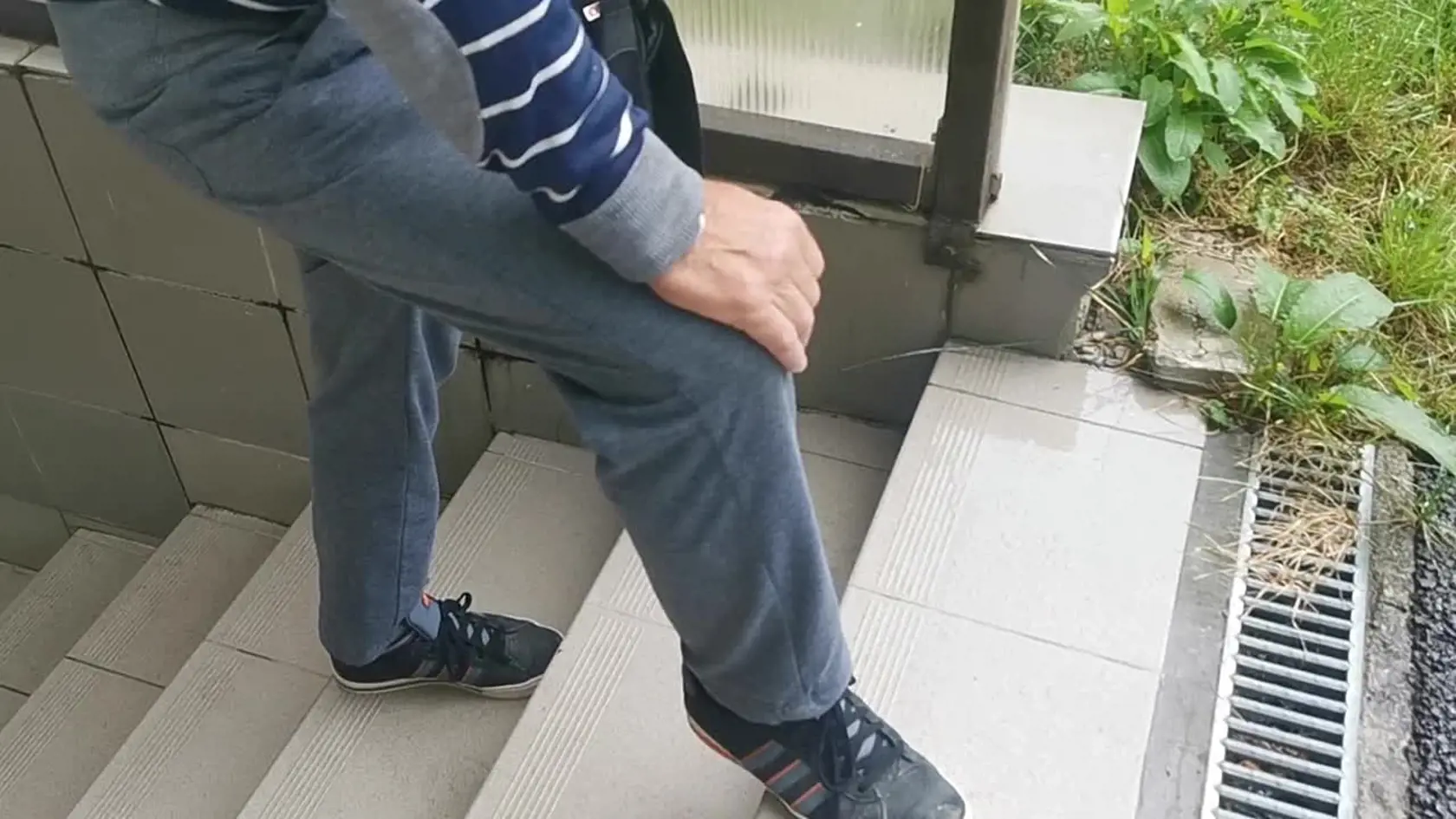 V horúci augustový deň na pravé poludnie zmizol rovno zo sídliska v Púchove malý chlapček. Susedia si dodnes spomínajú, aký rozruch to v lete roku 1988 v meste spôsobilo. Do hľadania sa zapojili všetci ľudia zo sídliska, ale ani po 36. rokoch nikto nevie, čo sa v ten deň vlastne stalo...