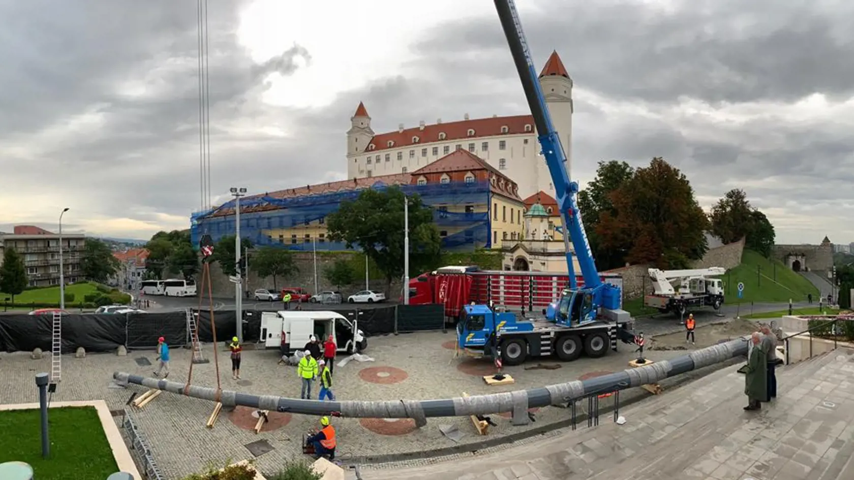 Pred budovou parlamentu v stredu ráno vztýčili stožiar, ktorý si dal pred Národnou radou postaviť šéf parlamentu Andrej Danko.