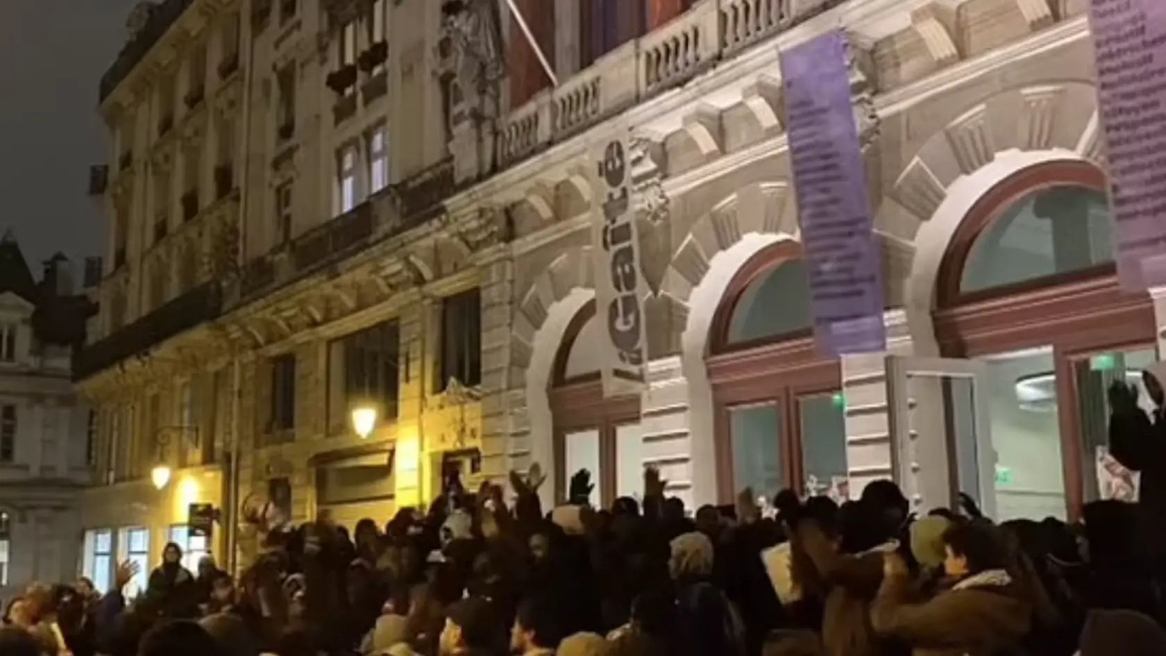 Migranti obsadili v Paríži budovu divadla.