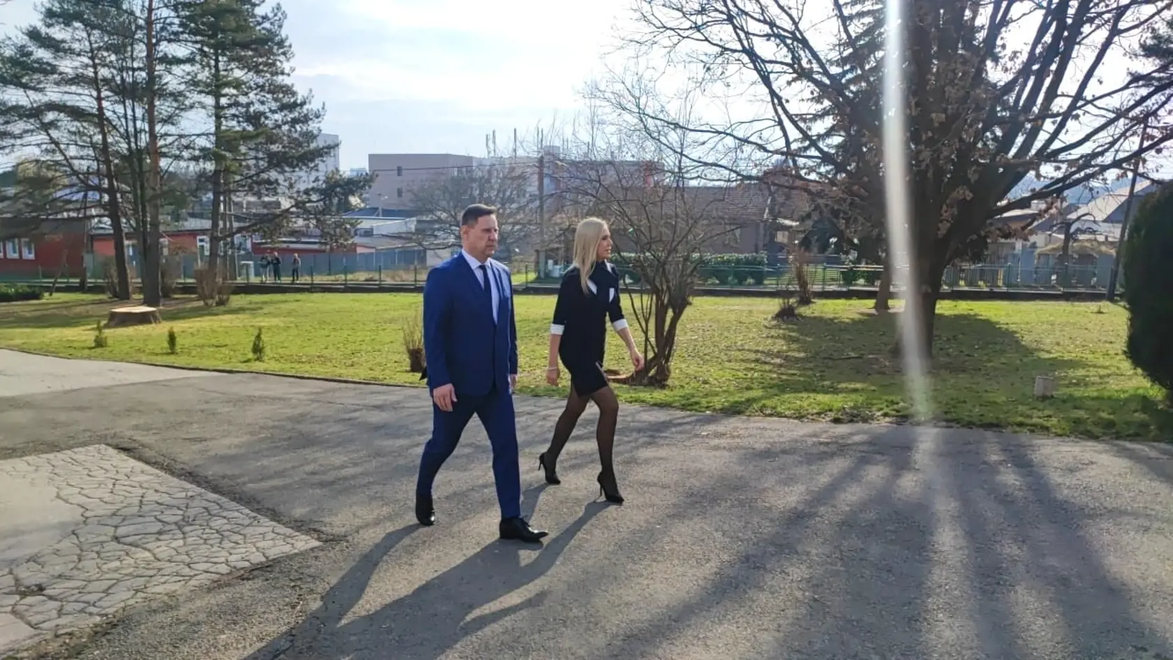 Príchod ministrov, štátnych tajomníkov a premiéra na výjazdové rokovanie vlády v Michalovciach.