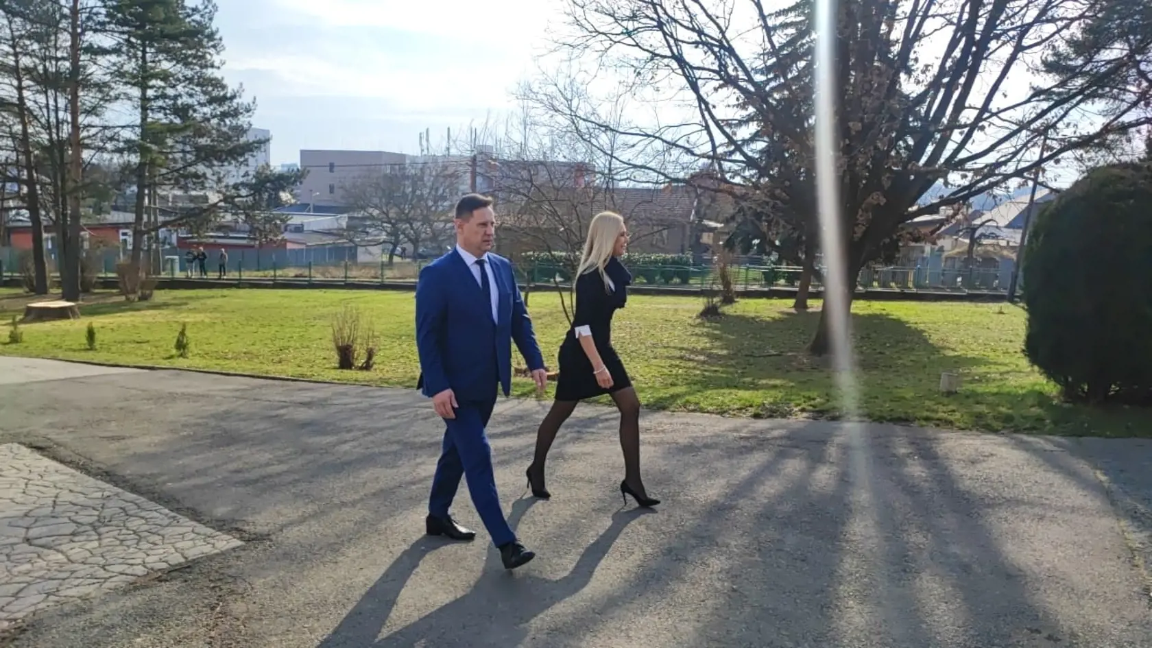 Príchod ministrov, štátnych tajomníkov a premiéra na výjazdové rokovanie vlády v Michalovciach.