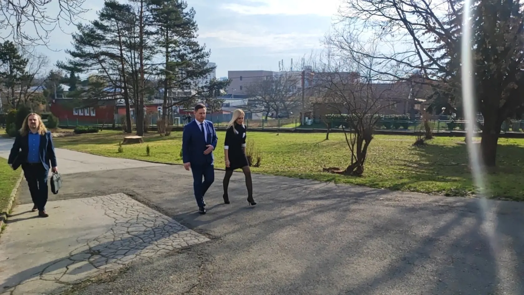 Príchod ministrov, štátnych tajomníkov a premiéra na výjazdové rokovanie vlády v Michalovciach.