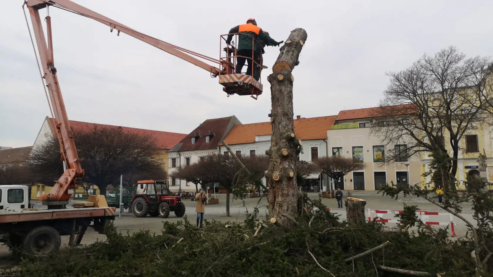 Strom každoročne ozdobili vianočnými ozdobami.