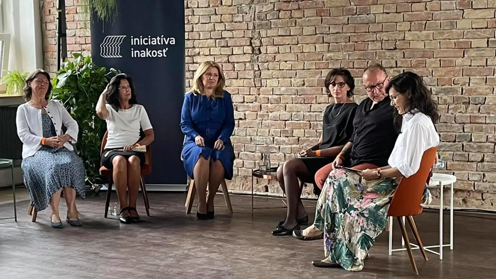 Zuzana Čaputová sa zúčastnila diskusie v Novej Cvernovke spoločne s rodičmi detí z LGBTI komunity.