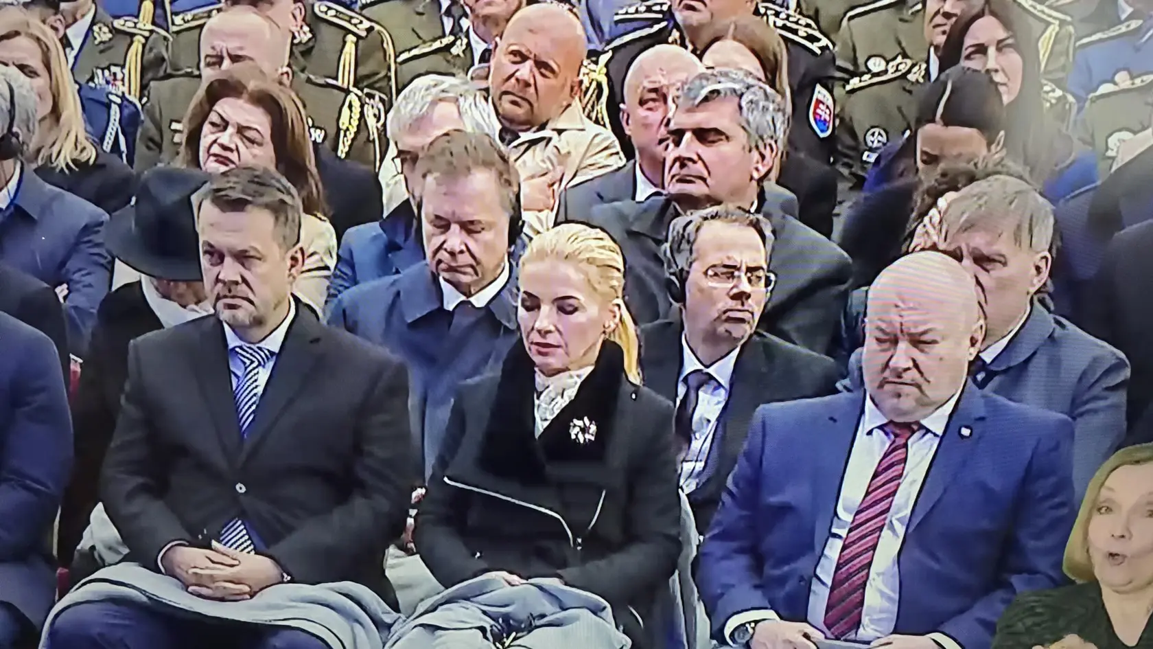 Medzi prítomnými hosťami je aj ministerka kultúry Martina Šimkovičová. Tá na podujatie prišla s nečakanou zmenou imidžu. Vlasy mala elegantne zopnuté do copu. Čo na jej zmenu hovoríte?