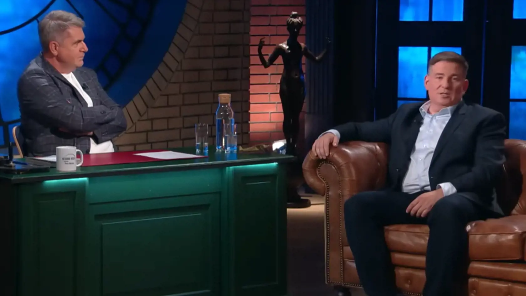 Patrik sa ocitol na svojom motorovom člne s kamarátkou, ktorá bola hore bez!