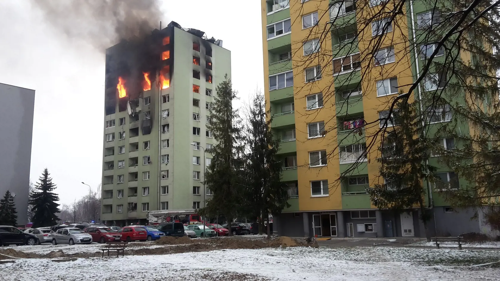 Niekoľko hodín: Štipľavý dym a oheň sa šírili miestom do noci.