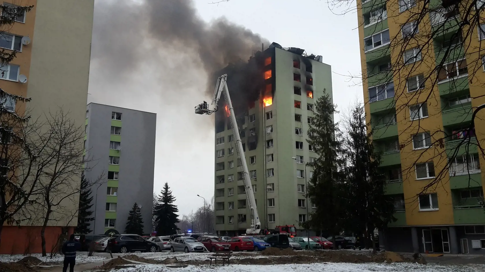Niekoľko hodín: Štipľavý dym a oheň sa šírili miestom do noci.