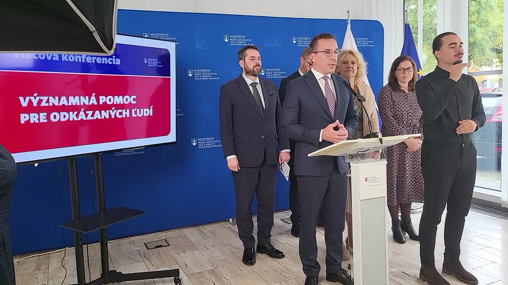 Od decembra sa už nebude krátiť opatrovateľský príspevok ľuďom, ktorí majú aj iný príjem. Novelu zákona schválil parlament.