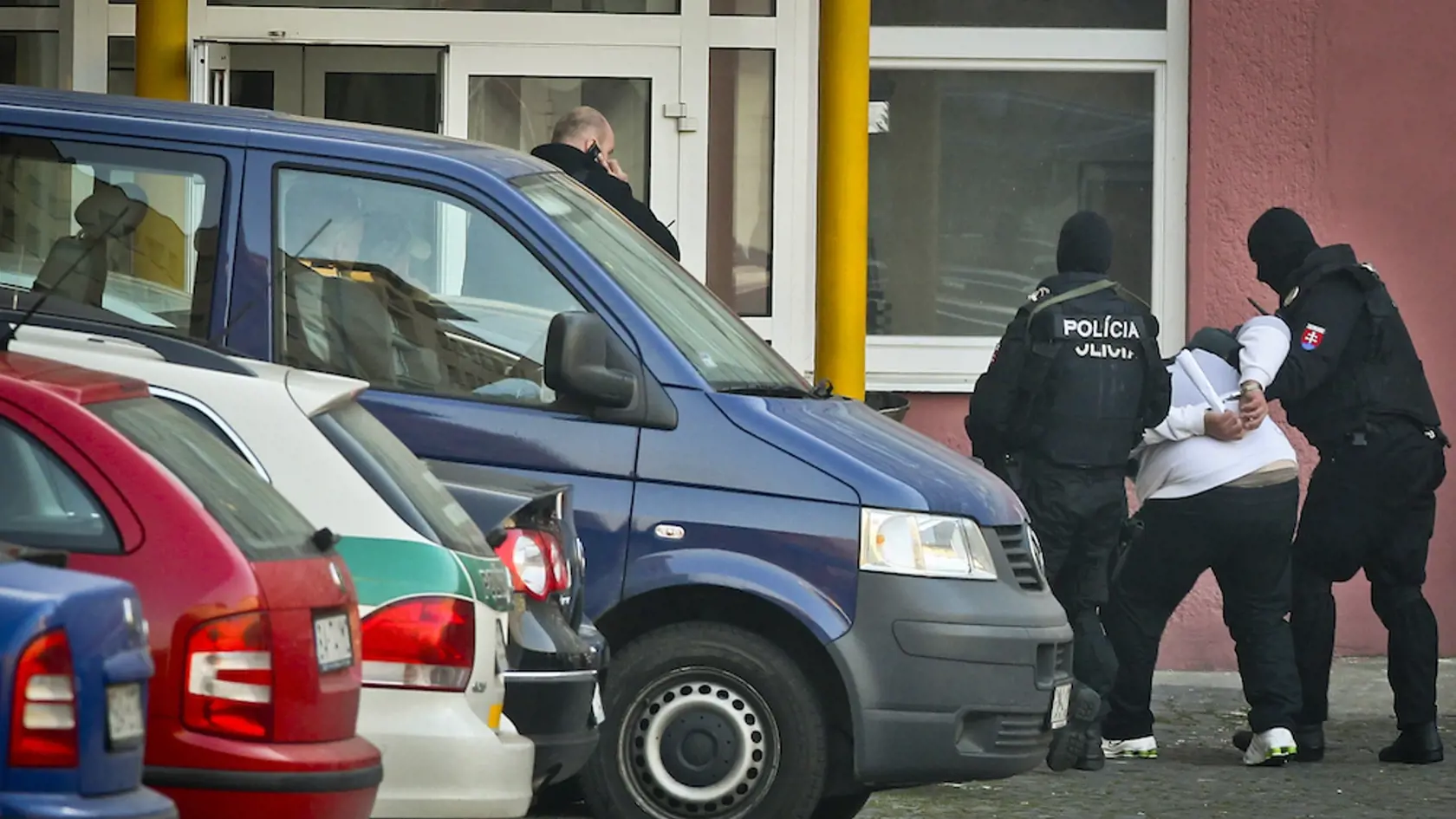 Policajný zásah na gang piťovcov. 
