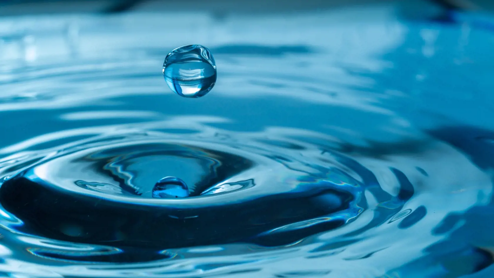 Voda

Obyčajná čistá voda udrží telo hydratované a pri lepšej nálade. stačí vám počas dňa vypiť v menších dávkach dva litre tekutín a vaša nálada bude podstatne lepšia, ako keď na pitie zabudnete. Na večer čínska harmančekového čaju už len spláchne stres a pripraví telo na osviežujúce sny.