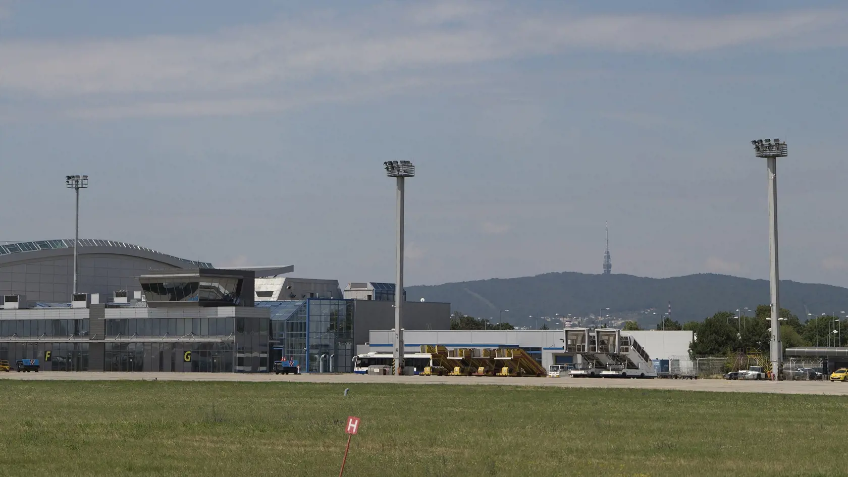 Bratislava - letisko - lietadlo - letecká doprava 