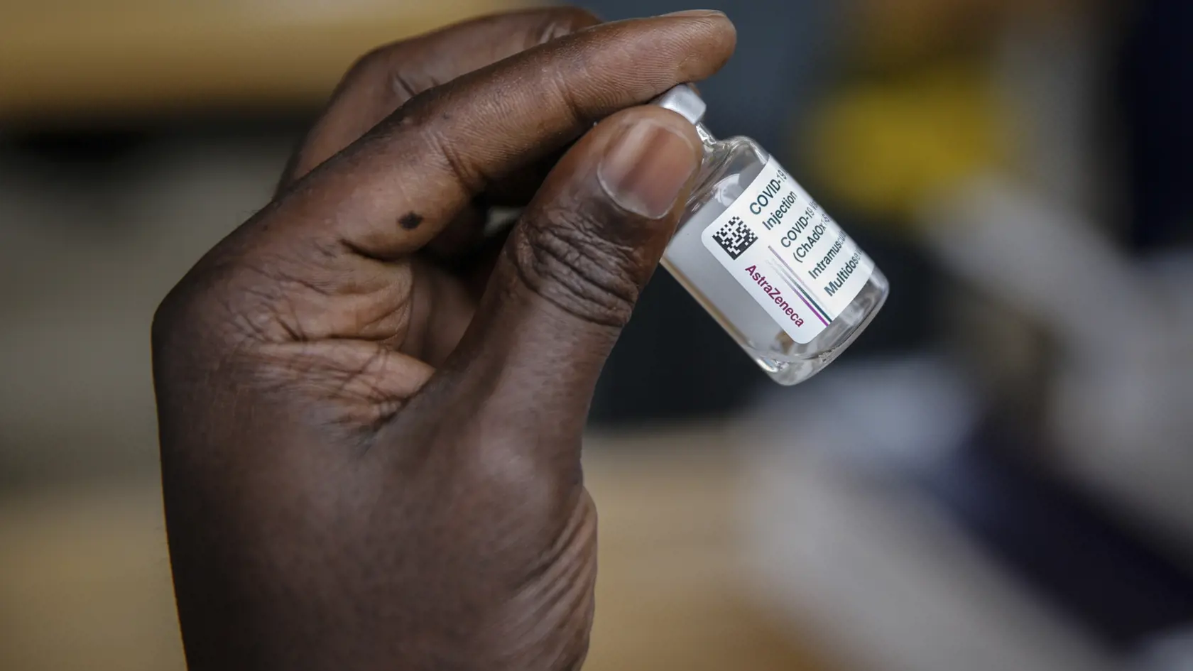 JB 40 Nairobi - Zdravotná sestra drží ampulku s vakcínou proti ochoreniu COVID-19 od spoločnosti AstraZeneca, ktorú darovalo Dánsko počas očkovania vo vakcinačnom centre v nemocnici v Nairobi 10. júla 2021. FOTO TASR/AP

A nurse holds a bottle of AstraZeneca coronavirus vaccine, donated by Denmark, at Mbagathi Hospital in Nairobi, Kenya Saturday, July 10, 2021. The global death toll from COVID-19 eclipsed 4 million this week as the crisis increasingly becomes a race between the vaccine and the h