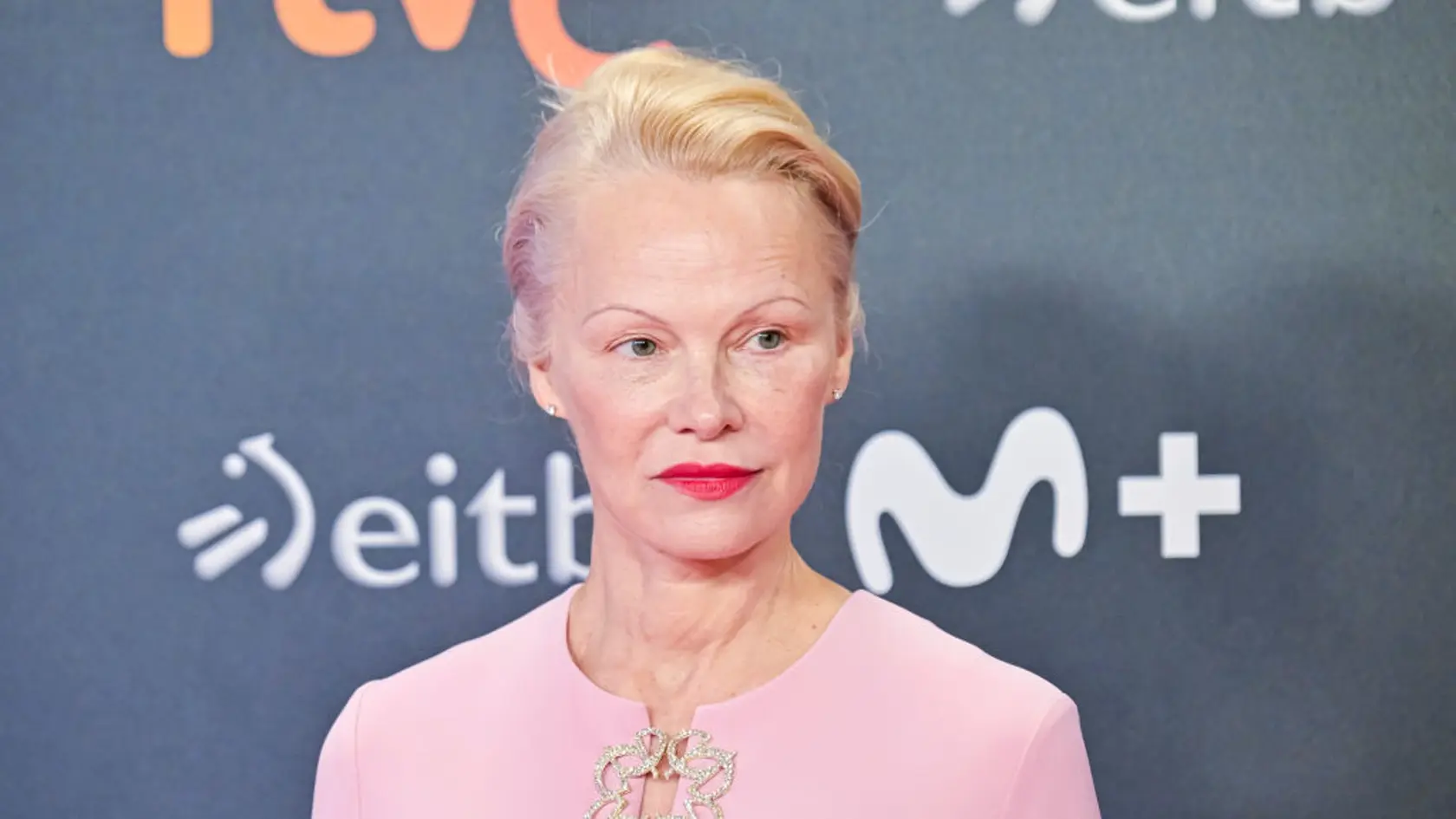 Aj Pamela Anderson sa rozhodla starnúť prirodzene.