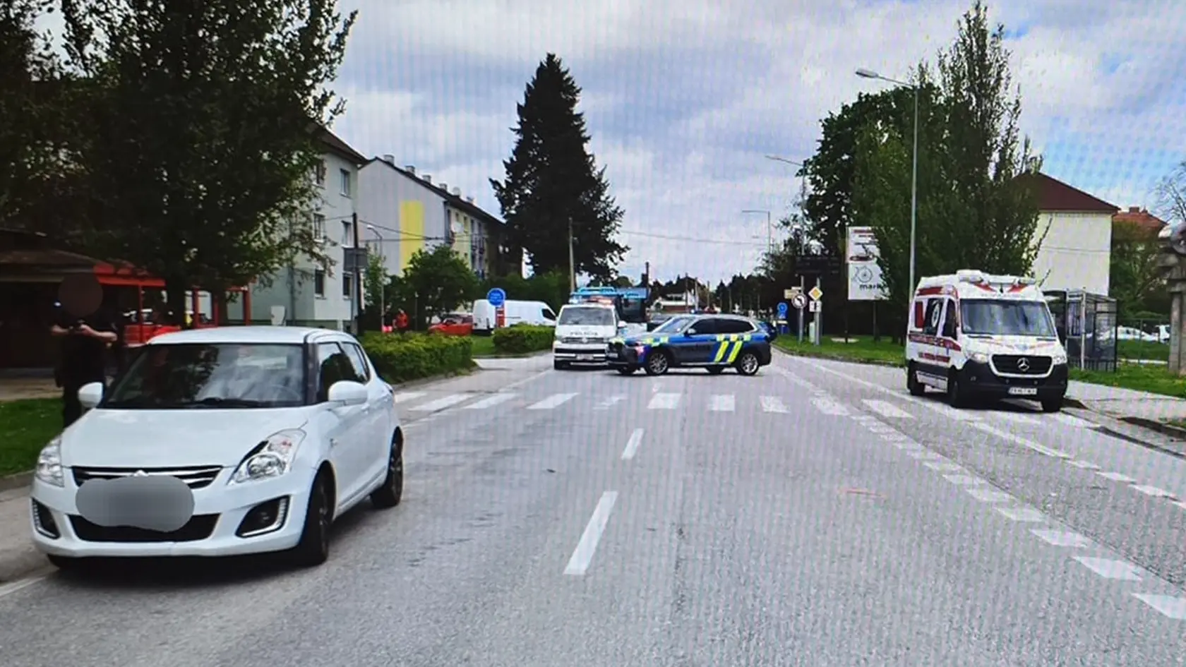 Chodec po zrážke s autom v Trnave skončil v nemocnici.