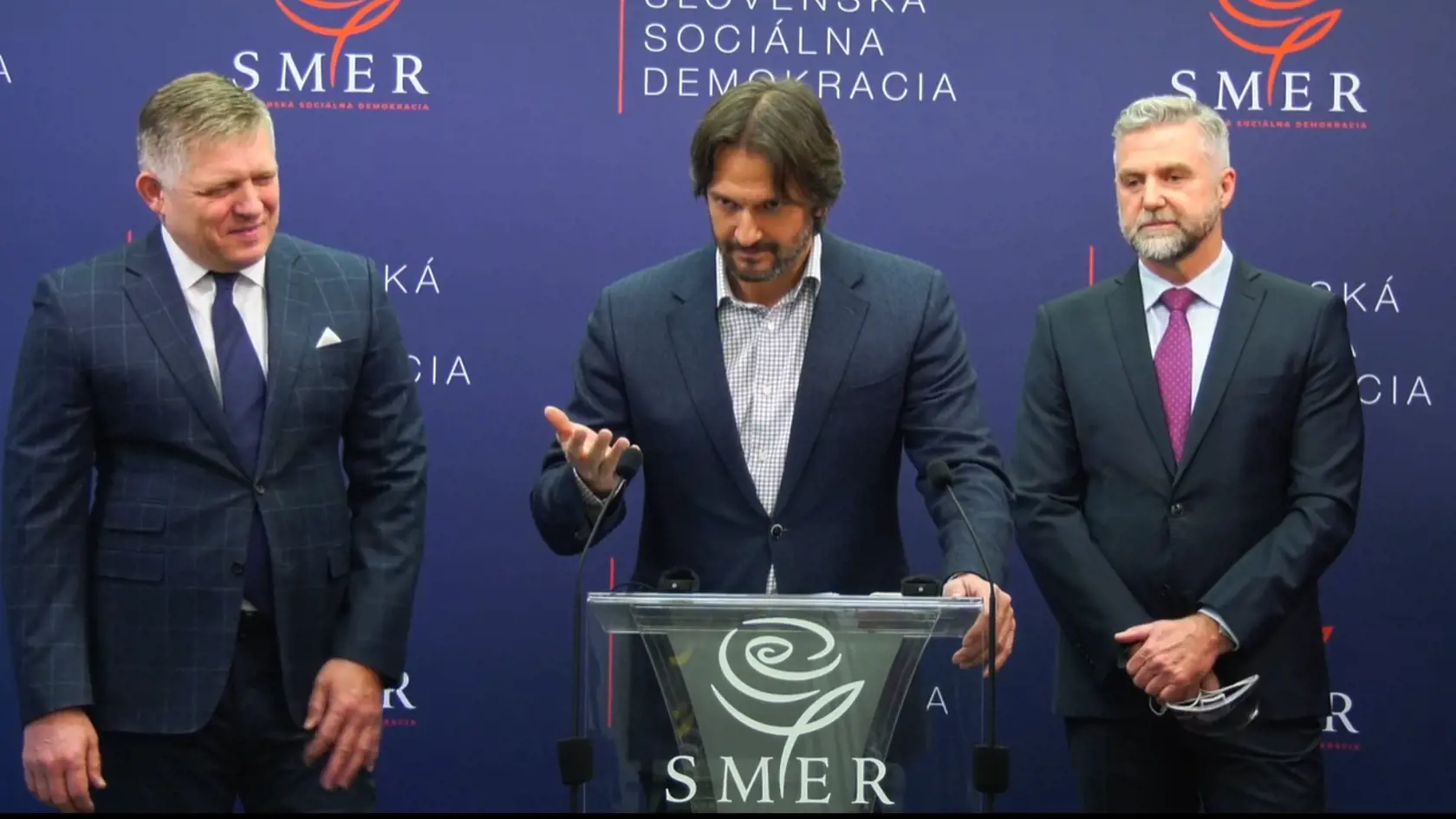 Exminister vnútra Robert Kaliňák, exprezident policajného zboru Tibor Gašpar a expremiér Robert Fico počas brífingu.