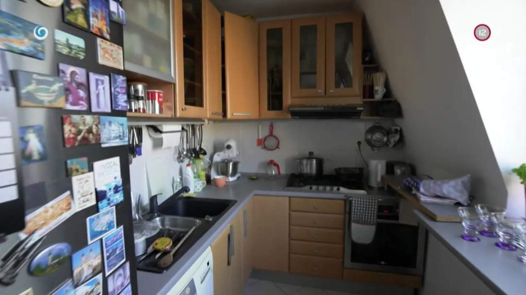 V kuchyni sa nachádza viacero spotrebičov. Rodinka má na chladničke aj peknú zbierku magnetiek.