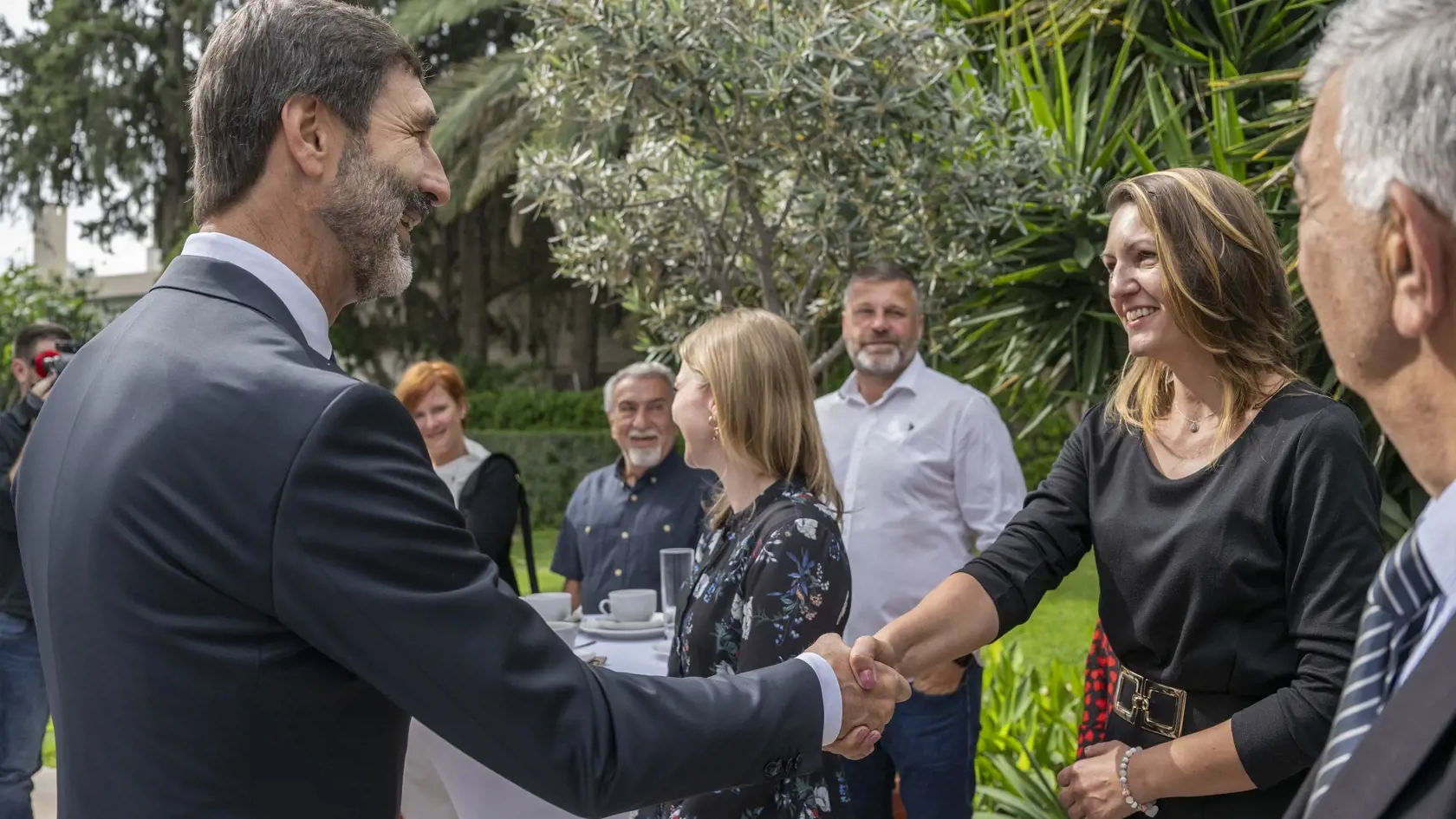 Na snímke minister zahraničných vecí a európskych záležitostí (MZVEZ) SR Juraj Blanár (vľavo) absoluvuje stretnutie s významnými predstaviteľmi slovenskej komunity na pôde Veľvyslanectva SR v Nikózii vo štvrtok 9. mája 2024. Šéf slovenskej diplomacie odcestoval v stredu vo večerných hodinách na oficiálnu návštevu Cypru. FOTO TASR - Martin Baumann