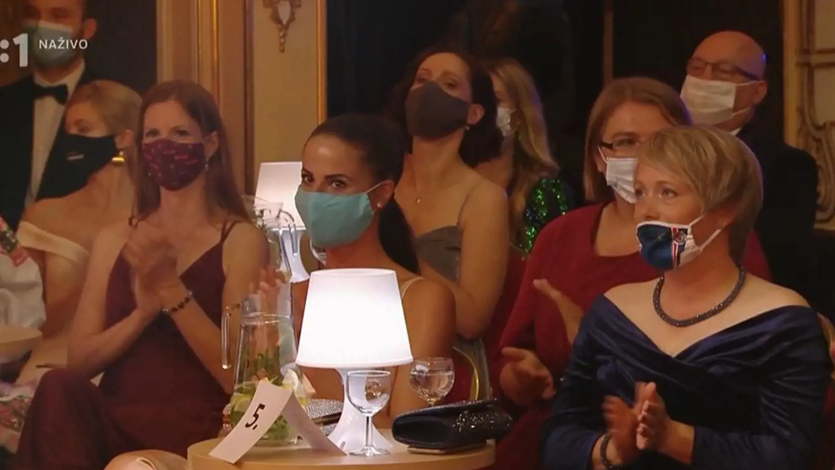 Chýb sa dopustili aj diváci na Slovenke roka. Aj táto pani v hľadisku mala rúško pod nosom, čiže nesprávne.