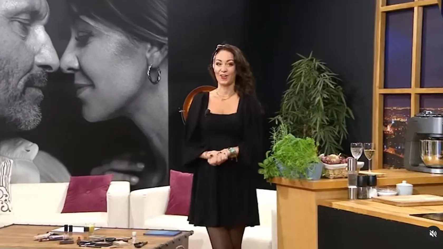 Agáta Hanychová má vlastnú reláciu na TV Barrandov, ktorej šéfuje jej partner.