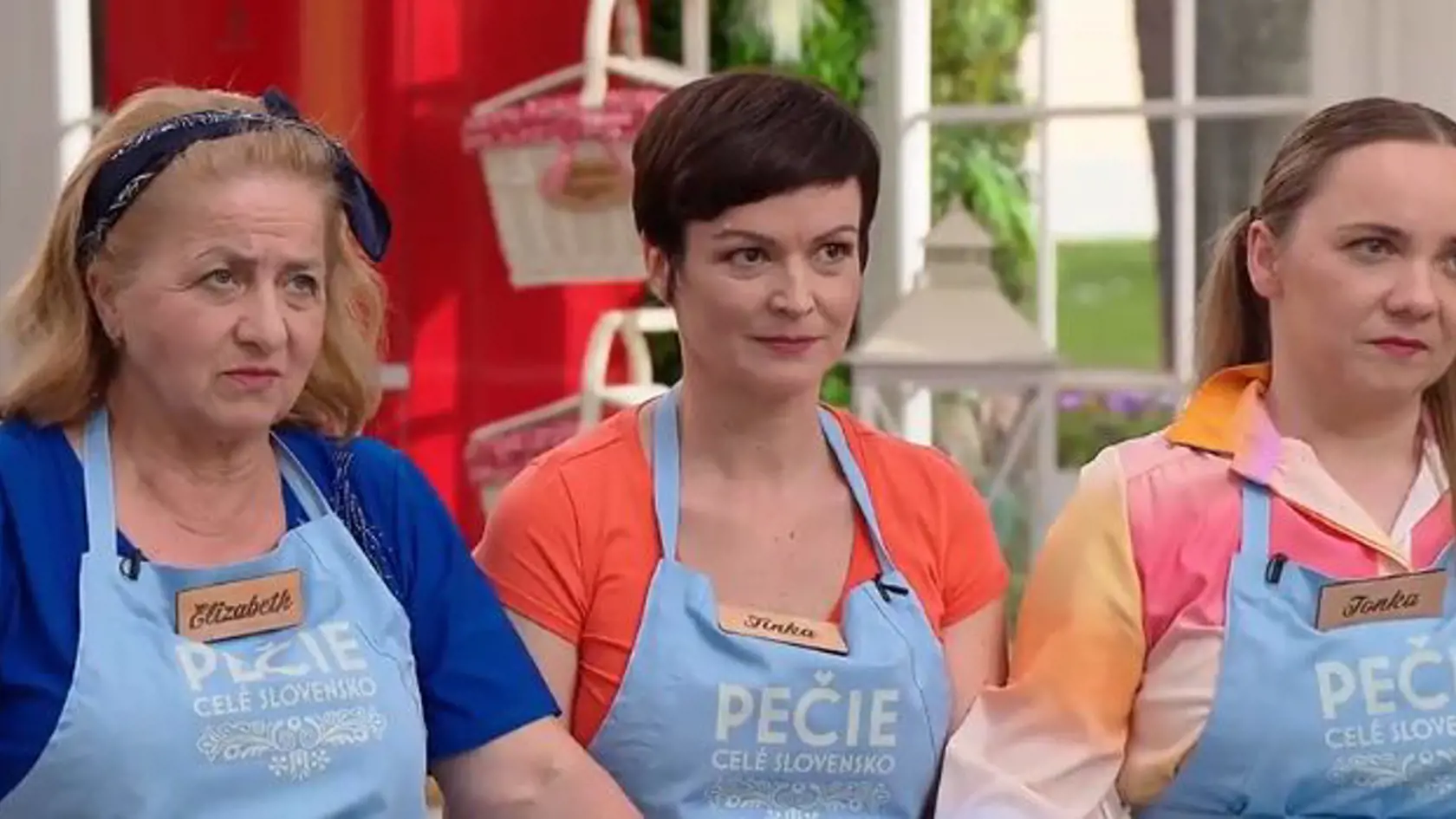 So šou Pečie celé Slovensko sa rozlúčila súťažiaca Tinka (v strede). 