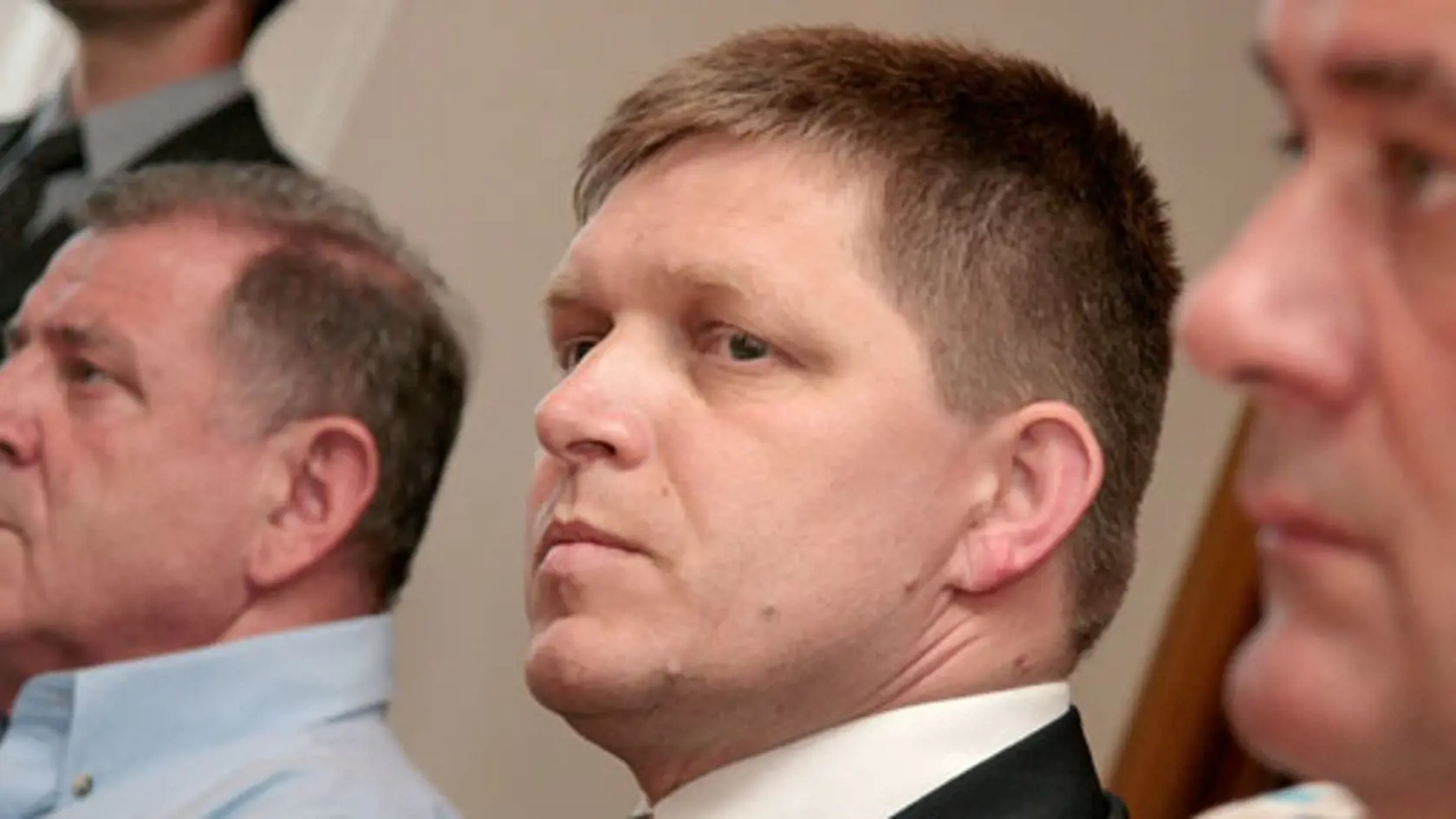 Predsedovia koaličných strán, zľava, Vladimír Mečiar (ĽS-HZDS), premiér Robert Fico (SMER-SD) a Ján Slota (SNS) rokujú o príprave programového vyhlásenia vlády,  10. júl, Bratislava.

Foto: SITA/Tomáš Benedikovič