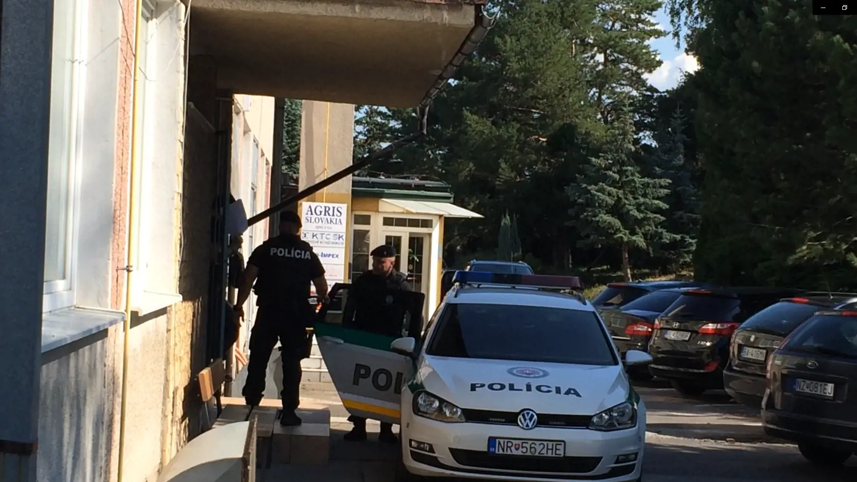 Alena Zsuzsová si pri odchode z vypočúvania zakrývala tvár papierom.