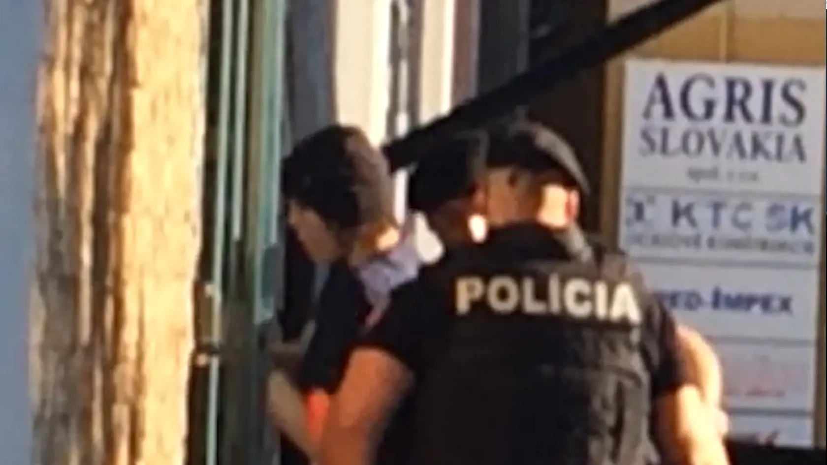 Nový imidž Aleny Zsuzsovej. Na výsluch prišla bez svojich povestných dlhých vlasov.