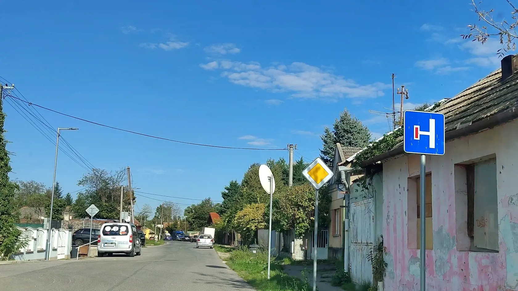 Zaparkovali sme rovno pri ulici, ktorá vás nasmeruje ku gýčovito ladenému domu, na ktorý bol zrejme hrdý aj drogový barón Pablo Escobar, Ak ste čakali, že sa Roháčov úkryt nachádza v luxusnej časti Levíc, tak ste na veľkom omyle. Ide o obyčajnú štvrť, ktorú trápia každodenné problémy. Navyše je aj v obkľúčení stromov, ktoré tvoria jeho akýsi ochranný štít.