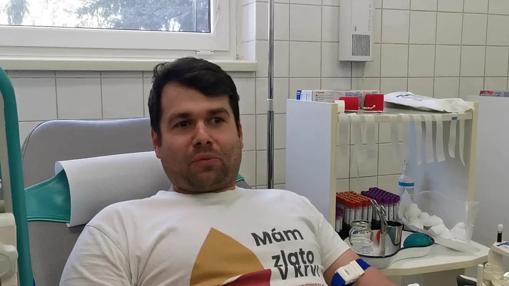 Operátori z tiesňovej linky 155 nezachraňujú životy len v práci. Vždy keď môžu, chodia darovať krv. V rámci Dňa tiesňovej linky 155, ktorá pripadá na 15. máj prišli záchranári darovať krv do Fakultnej nemocnice v Trenčíne. Jeden z nich, Matúš Jankovič (32) tak spravil už 70-krát.