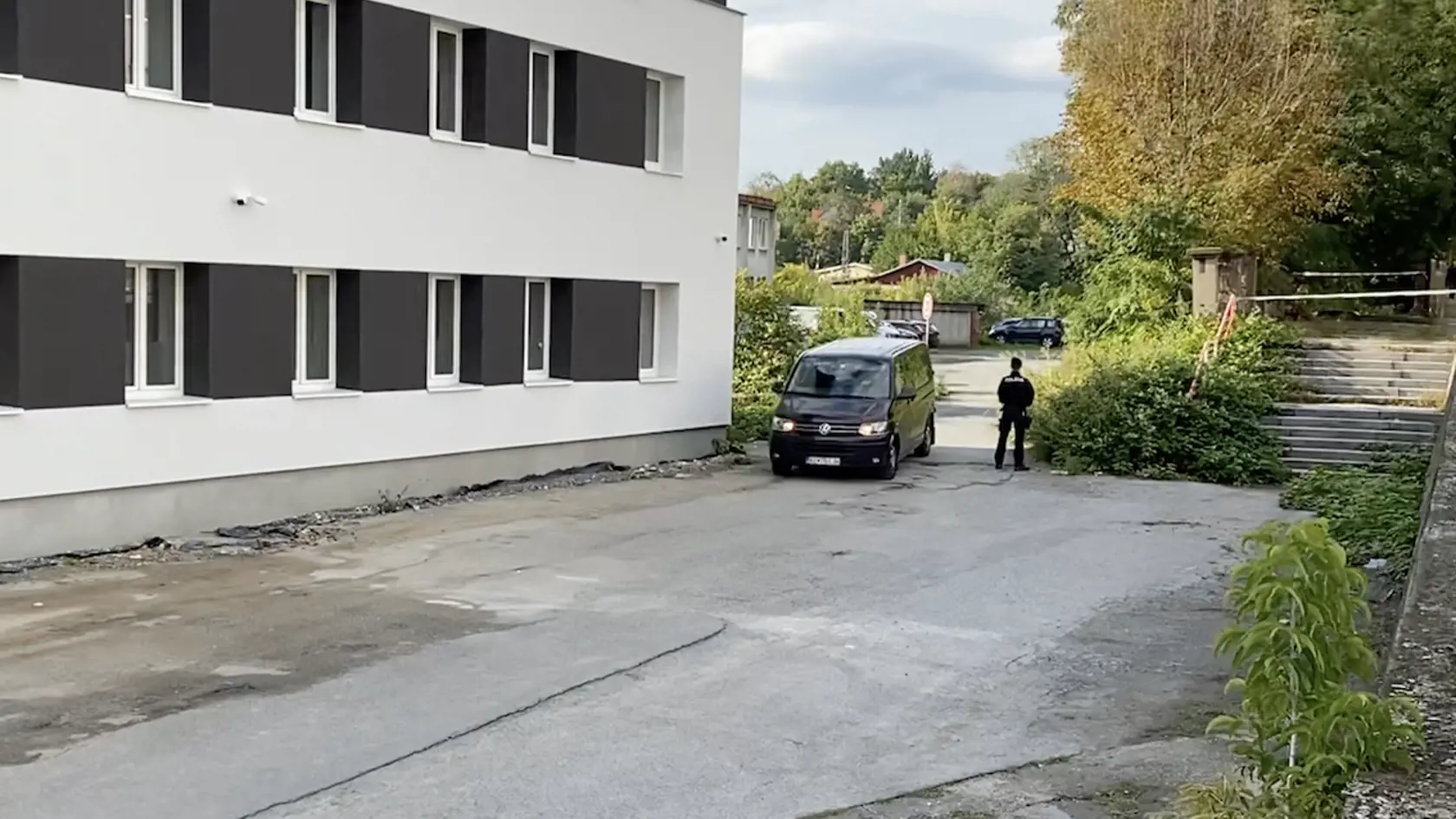 Eskorta s kukláčmi a s Martinom Turčanom z miesta činu odišla po 20 minútach od začatia rekonštrukcie. Policajti s obvineným, ktorý mal spútané retiazkou ruky aj nohy vošli do budovy oddelenia železničnej polície, kde sa začala hádka medzi ním a nebohým. Po pár minútach vyšli k parkovisku, kde sa strieľalo.