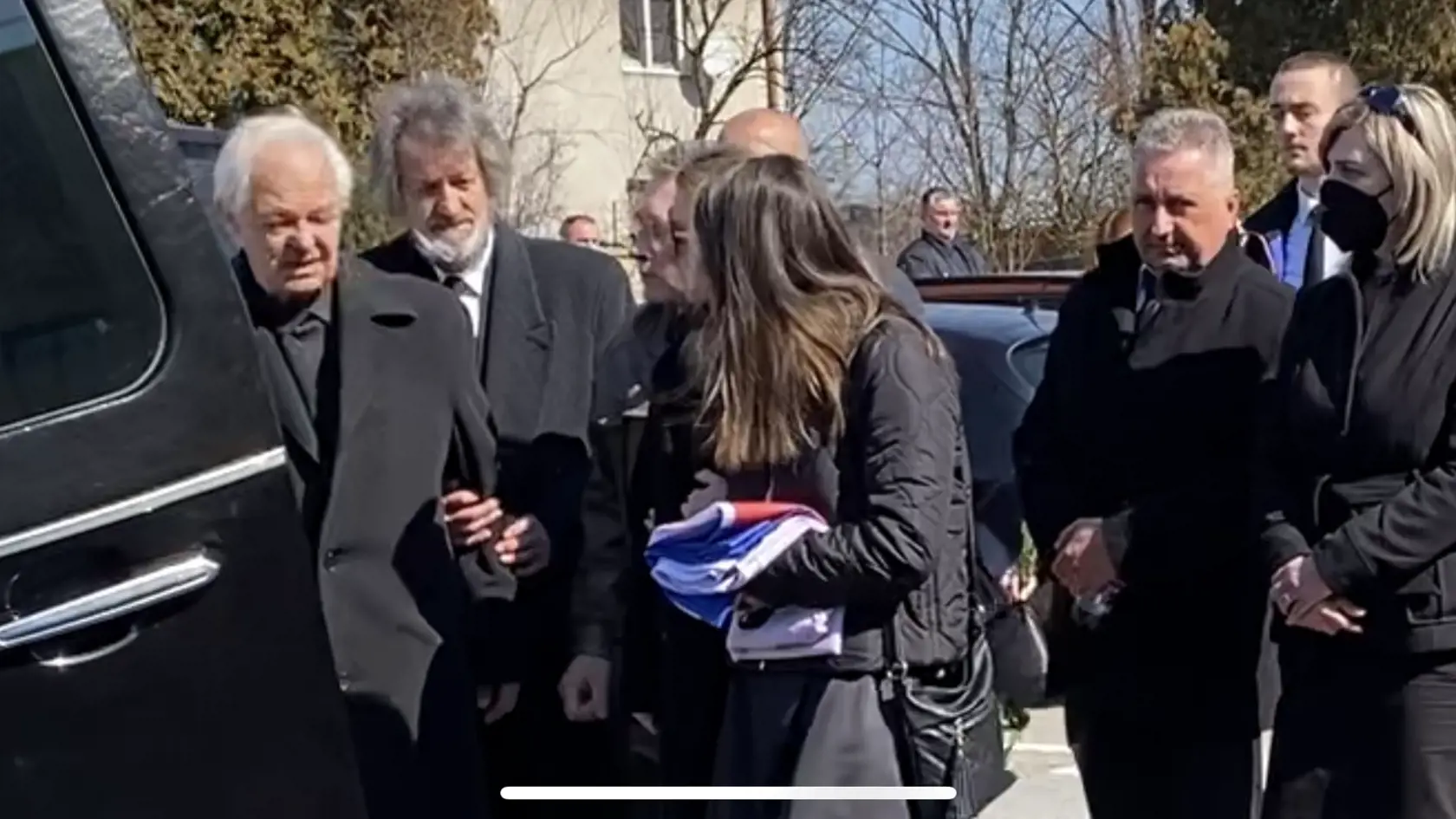 Mama zosnulého železničného policajta Filipa (†29) Denisa a jeho priateľka Nikola, s ktorou má ročnú dcérku Violku a s ktorou plánoval svadbu a spoločný život. V ruke drží štátnu vlajku, ktorú jej po skončení pohrebných obradov odovzdala čestná stráž.