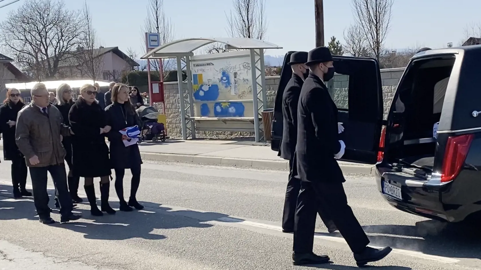 Naposledy sa prišli s nebohým železničným policajtom Filipom (†29) rozlúčiť nielen jeho príbuzní, kamaráti a známi, ale aj kolegovia. Mal pohreb so všetkými poctami - nechýbala štátnou vlajkou zahalená truhla, sprievod čestnej stráže, hymna ani salvy. Všetci smútoční hostia niesli ťažko jeho smrť, no najbolestivejšie to prežívali jeho priateľka Nikola, mama Denisa a jeho dedko.