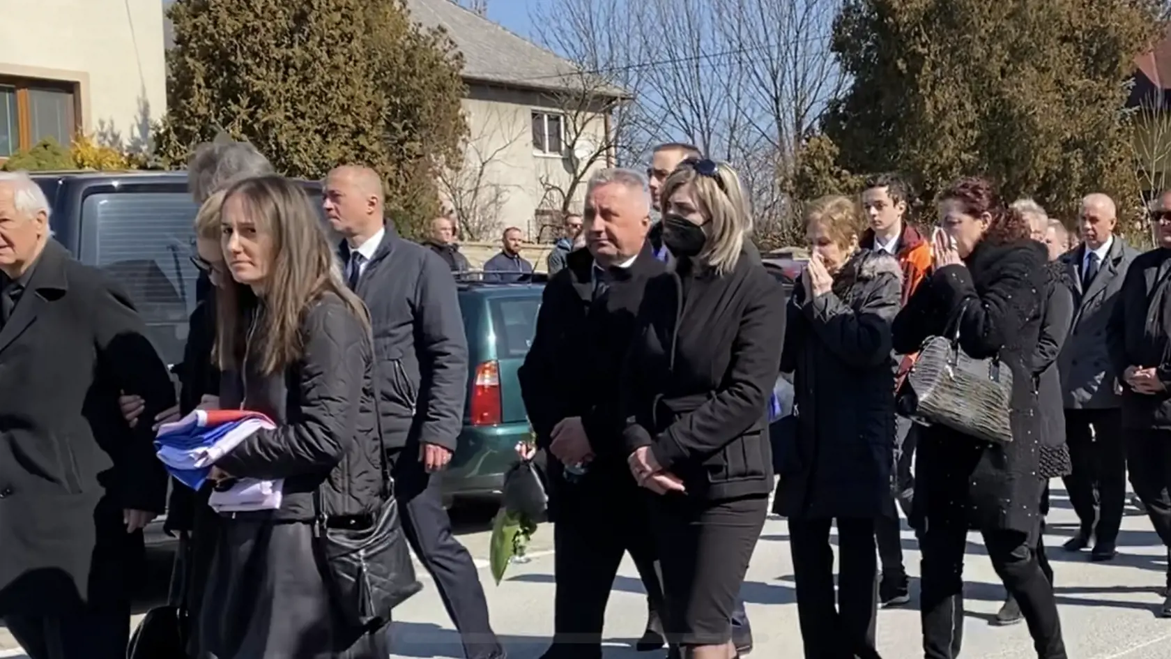 Mama zosnulého železničného policajta Filipa (†29) Denisa a jeho priateľka Nikola, s ktorou má ročnú dcérku Violku a s ktorou plánoval svadbu a spoločný život. V ruke drží štátnu vlajku, ktorú jej po skončení pohrebných obradov odovzdala čestná stráž.