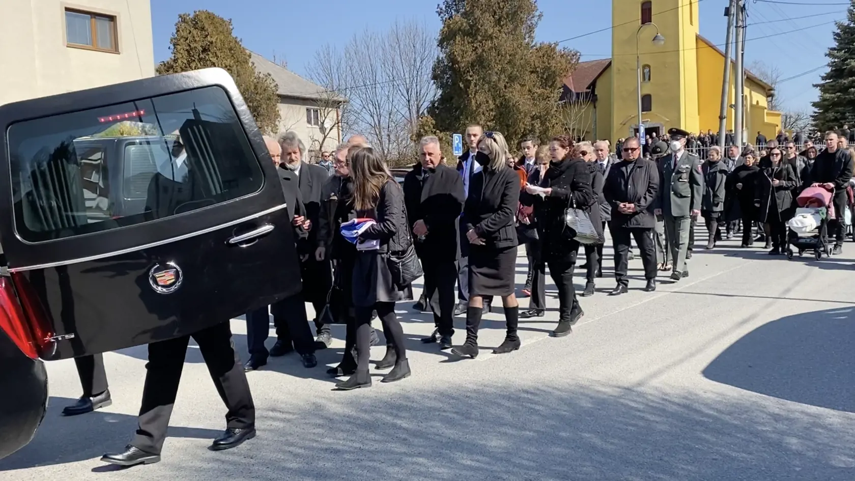 Naposledy sa prišli s nebohým železničným policajtom Filipom (†29) rozlúčiť nielen jeho príbuzní, kamaráti a známi, ale aj kolegovia. Mal pohreb so všetkými poctami - nechýbala štátnou vlajkou zahalená truhla, sprievod čestnej stráže, hymna ani salvy. Všetci smútoční hostia niesli ťažko jeho smrť, no najbolestivejšie to prežívali jeho priateľka Nikola, mama Denisa a jeho dedko.