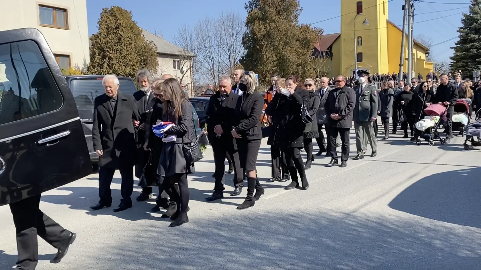 Naposledy sa prišli s nebohým železničným policajtom Filipom (†29) rozlúčiť nielen jeho príbuzní, kamaráti a známi, ale aj kolegovia. Mal pohreb so všetkými poctami - nechýbala štátnou vlajkou zahalená truhla, sprievod čestnej stráže, hymna ani salvy. Všetci smútoční hostia niesli ťažko jeho smrť, no najbolestivejšie to prežívali jeho priateľka Nikola, mama Denisa a jeho dedko.