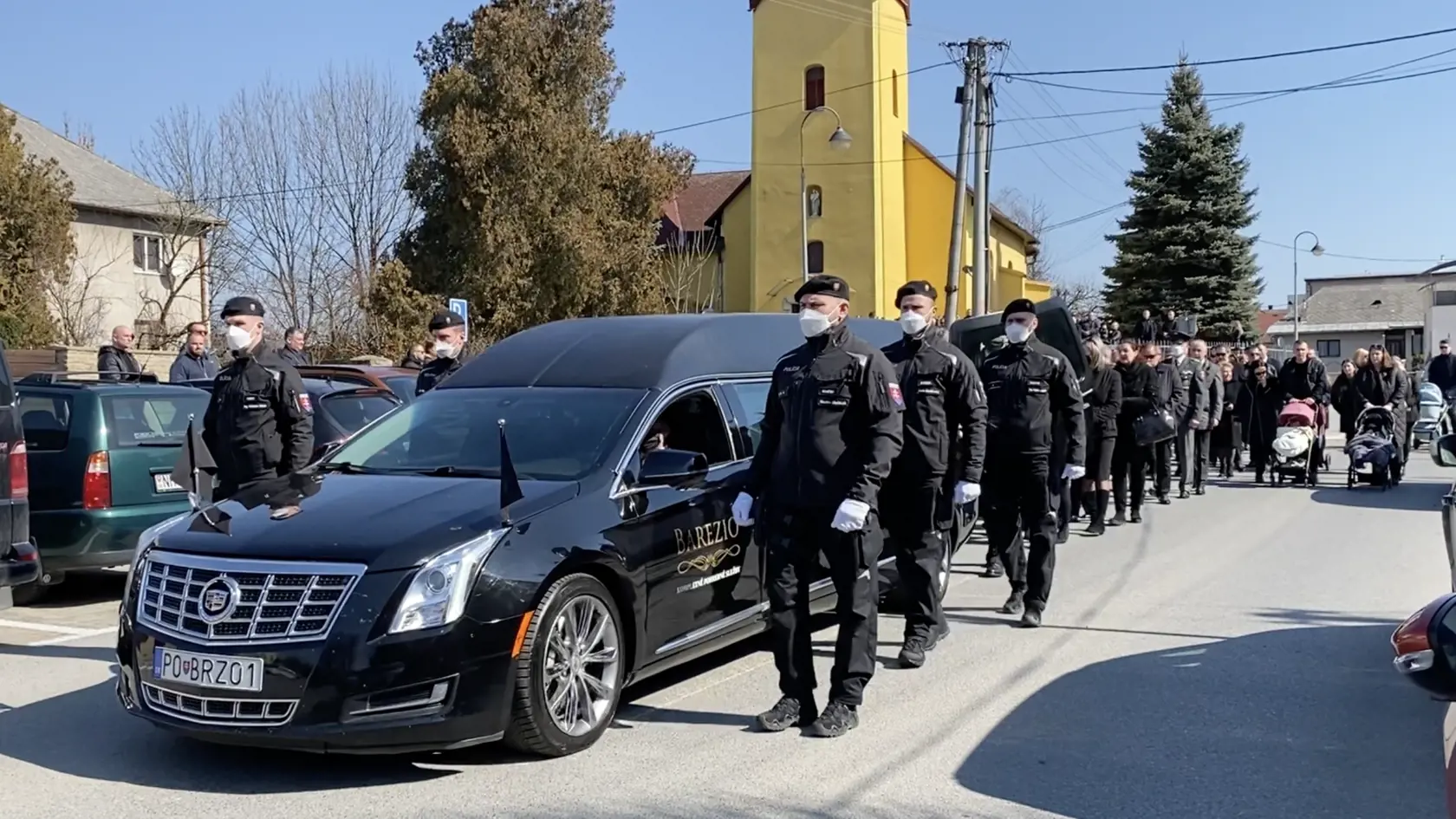 Naposledy sa prišli s nebohým železničným policajtom Filipom (†29) rozlúčiť nielen jeho príbuzní, kamaráti a známi, ale aj kolegovia. Mal pohreb so všetkými poctami - nechýbala štátnou vlajkou zahalená truhla, sprievod čestnej stráže, hymna ani salvy. Všetci smútoční hostia niesli ťažko jeho smrť, no najbolestivejšie to prežívali jeho priateľka Nikola, mama Denisa a jeho dedko.