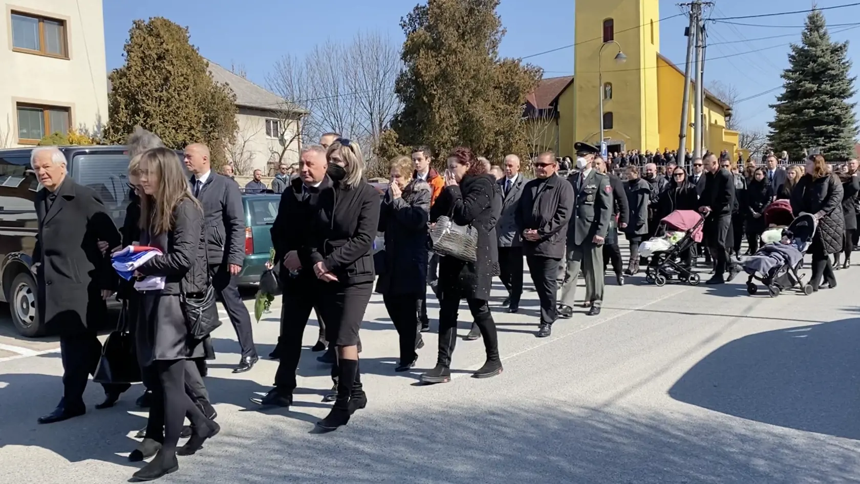Naposledy sa prišli s nebohým železničným policajtom Filipom (†29) rozlúčiť nielen jeho príbuzní, kamaráti a známi, ale aj kolegovia. Mal pohreb so všetkými poctami - nechýbala štátnou vlajkou zahalená truhla, sprievod čestnej stráže, hymna ani salvy. Všetci smútoční hostia niesli ťažko jeho smrť, no najbolestivejšie to prežívali jeho priateľka Nikola, mama Denisa a jeho dedko.