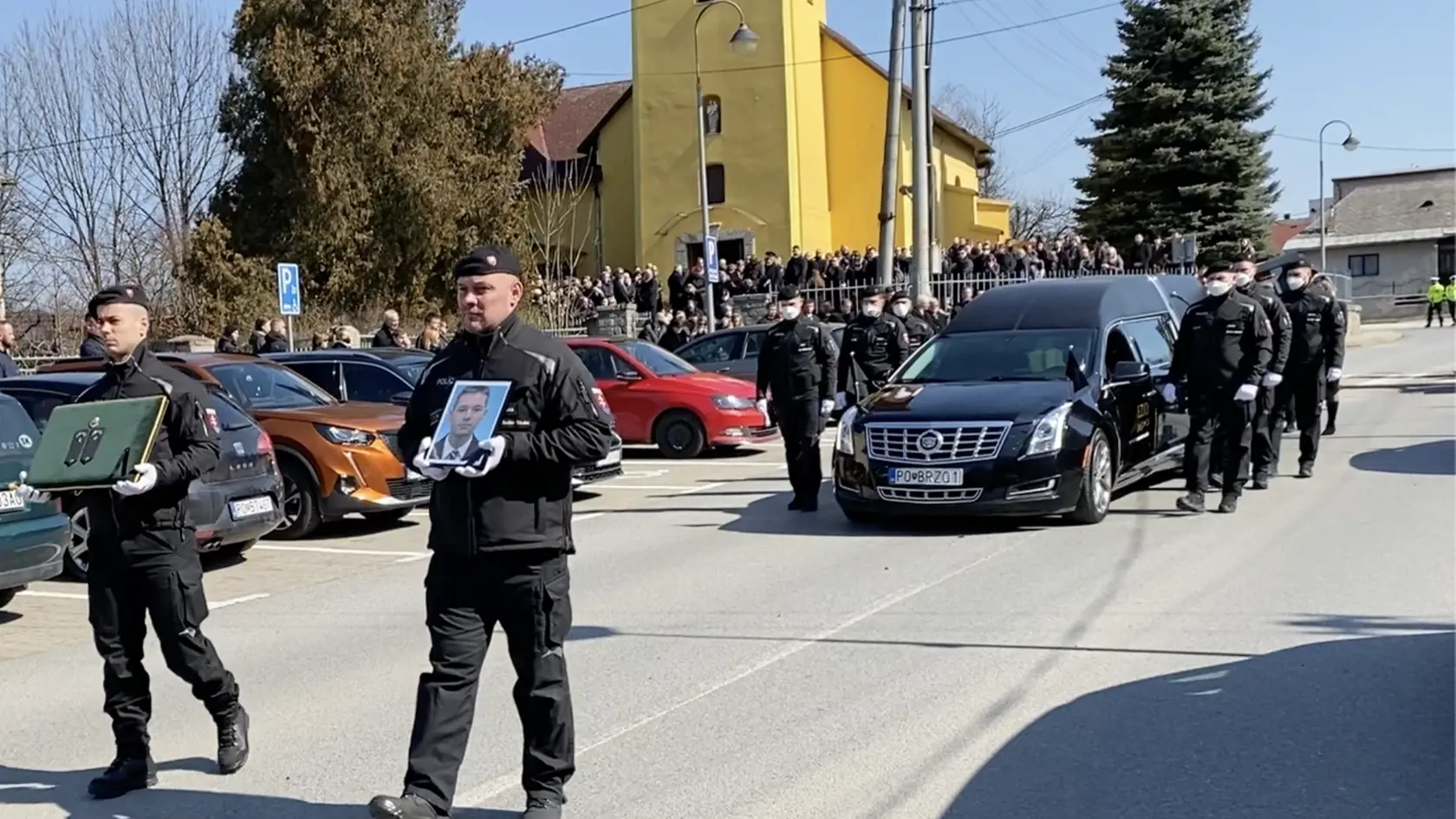 Naposledy sa prišli s nebohým železničným policajtom Filipom (†29) rozlúčiť nielen jeho príbuzní, kamaráti a známi, ale aj kolegovia. Mal pohreb so všetkými poctami - nechýbala štátnou vlajkou zahalená truhla, sprievod čestnej stráže, hymna ani salvy.