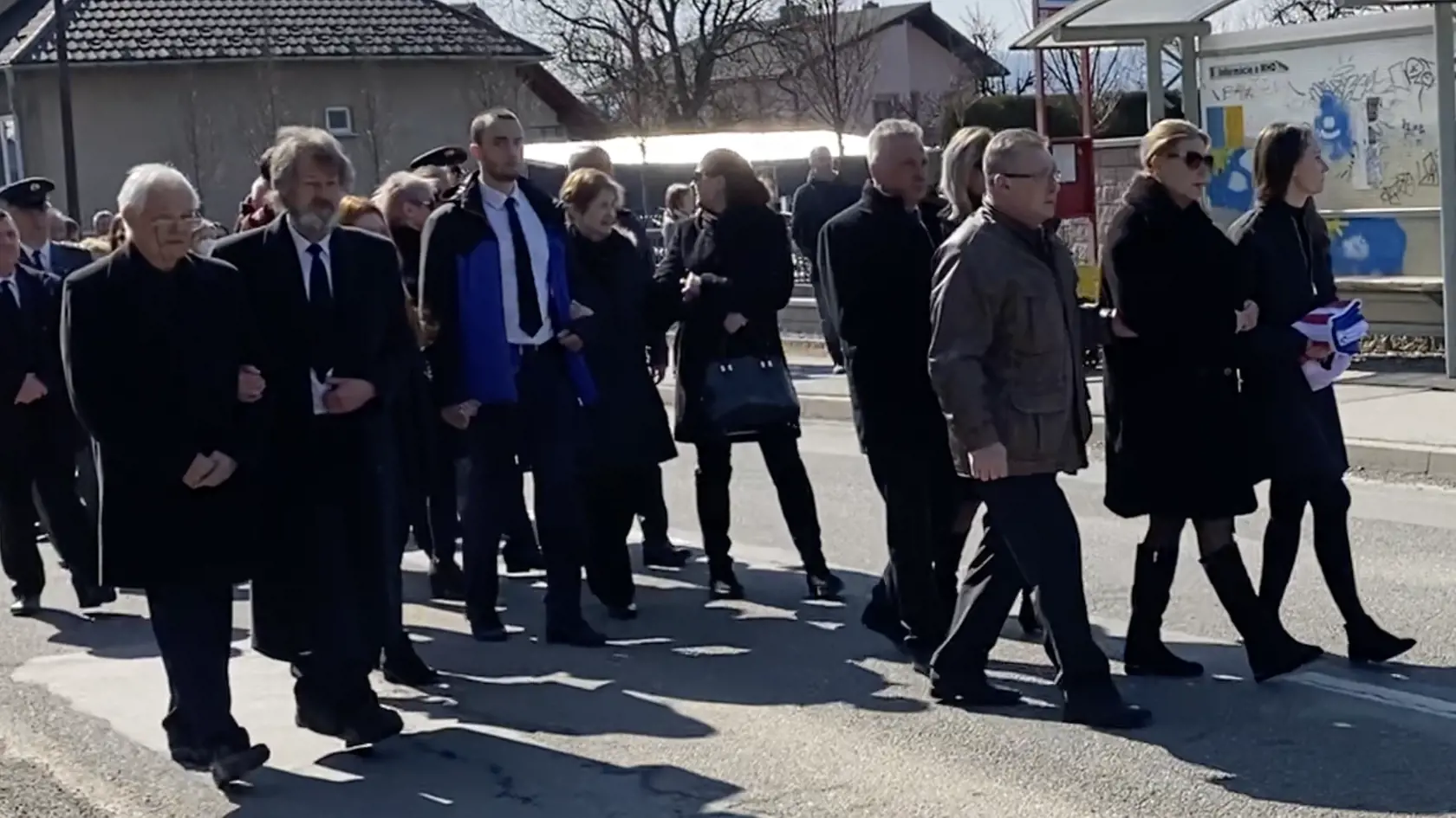 Naposledy sa prišli s nebohým železničným policajtom Filipom (†29) rozlúčiť nielen jeho príbuzní, kamaráti a známi, ale aj kolegovia. Mal pohreb so všetkými poctami - nechýbala štátnou vlajkou zahalená truhla, sprievod čestnej stráže, hymna ani salvy. Všetci smútoční hostia niesli ťažko jeho smrť, no najbolestivejšie to prežívali jeho priateľka Nikola, mama Denisa a jeho dedko.