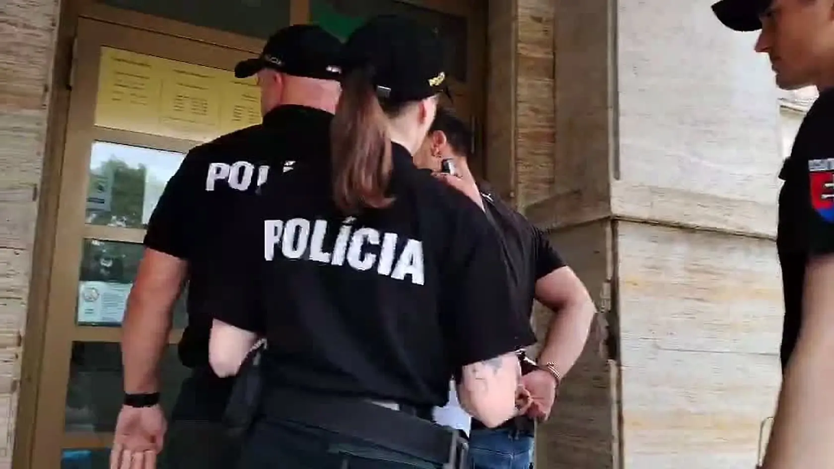 Mestský súd Bratislava I rozhodoval o väzbe pre Milana B., ktorý svojim konaním spôsobil rozruch v budove Krajského riaditeľstva Policajného zboru Bratislavského kraja. Vyhlásil, že bude v budove strieľať. Podozrivého na mieste zadržali. Vyšetrovateľ ho obvinil z prečinu nebezpečného vyhrážania.