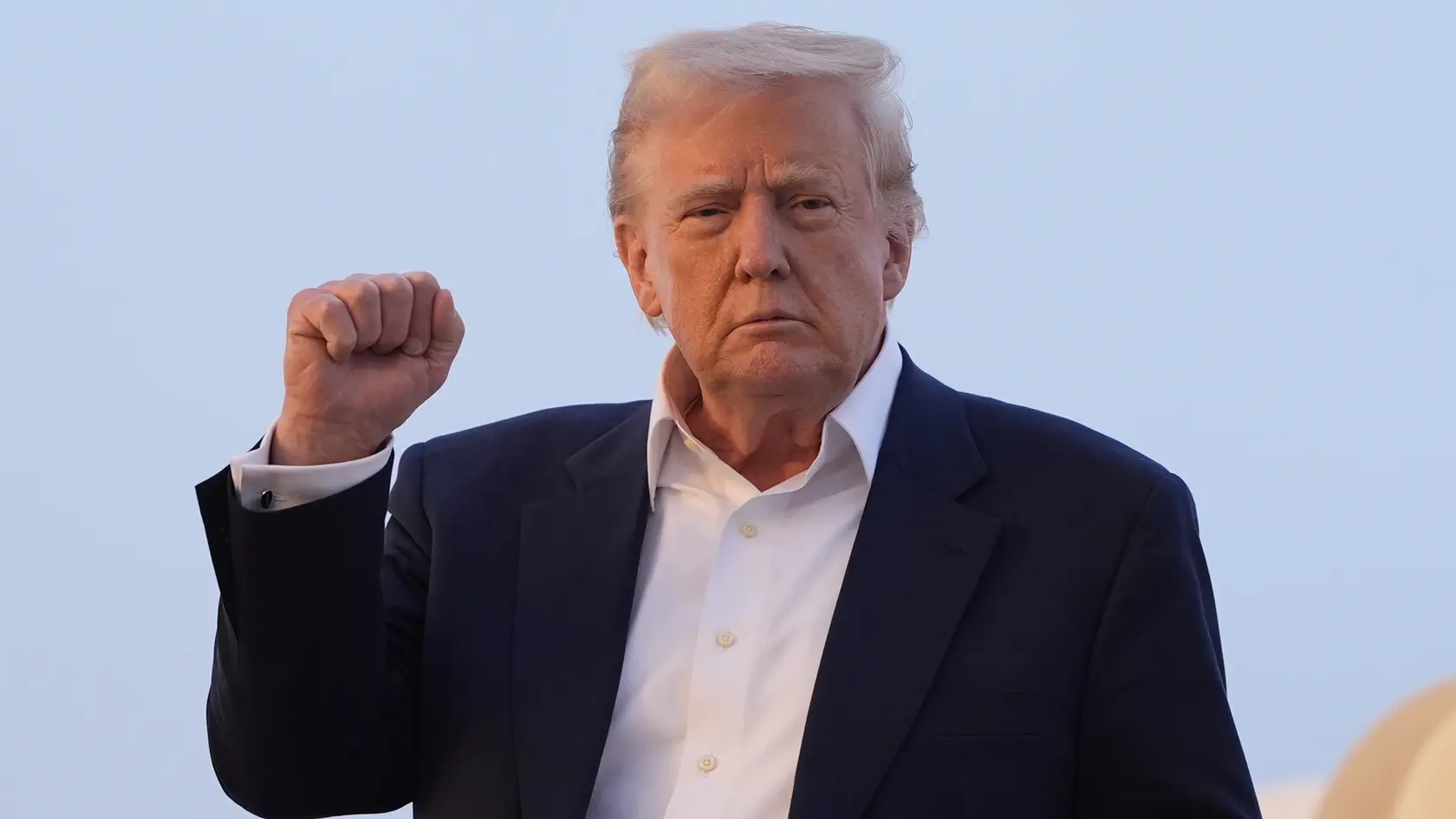 Na snímke prezident USA Donald Trump gestikuluje po príchode na leteckú základňu Andrews 4. mája 2025.