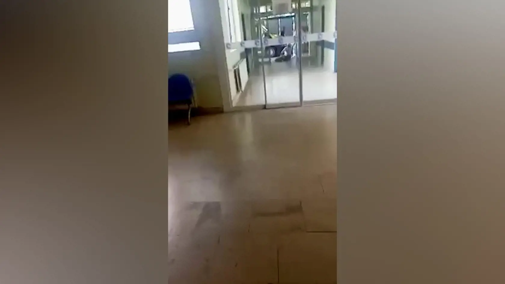 Zdravotný brat ťahal nešťastníka  po dlhej chodbe za dverami.