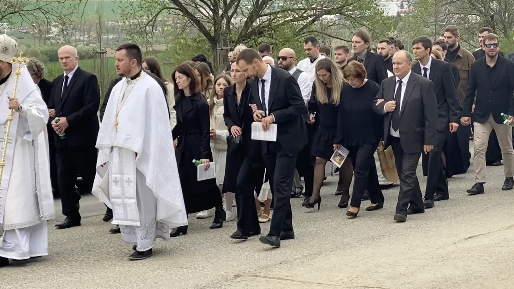 Príbuzní obetí tragickej nehody pri Spišskom Podhradí 6. 4. 2024 šli v smútočnom sprievode za zástupom kňazov a cirkevných hodnostárov.