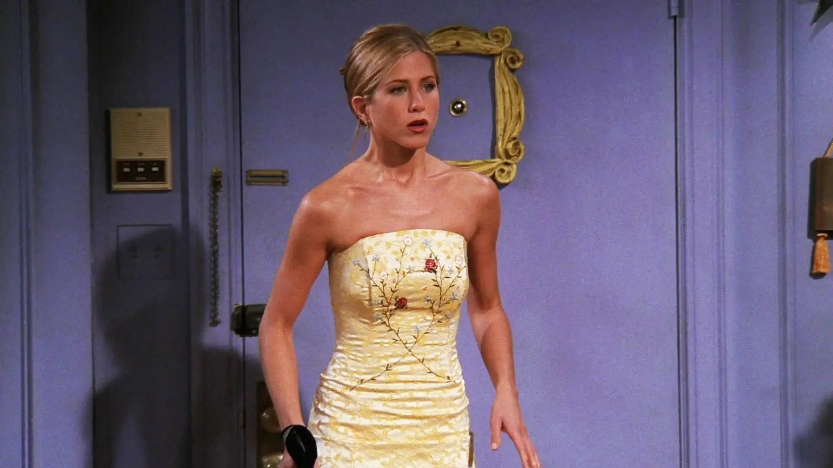 Žlté šaty Rachel Green, ktoré mala na sebe v jednej z epizód 5.série, spôsobili taký ošiaľ, že hlavný kostymér šou dodnes dostáva otázky, kde ich môžu fanúšičky zakúpiť.