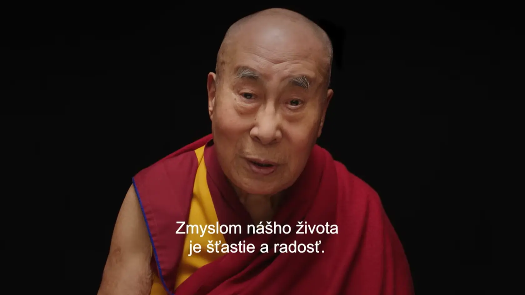 Duchovný vodca Tibetu dalajláma doslova na dlani. Ten totiž v dokumente hľadí priamo do kamery tak, že chce nadviazať očný kontakt s každým jedným divákom a diváčkou.
